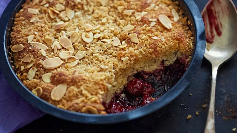 Crumble de cerezas y almedras