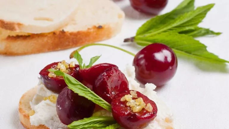 Crostini con ricotta fresca, cerezas