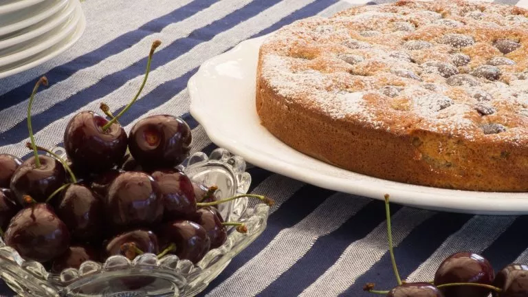 Tarta de almendras y cerezas del Jerte