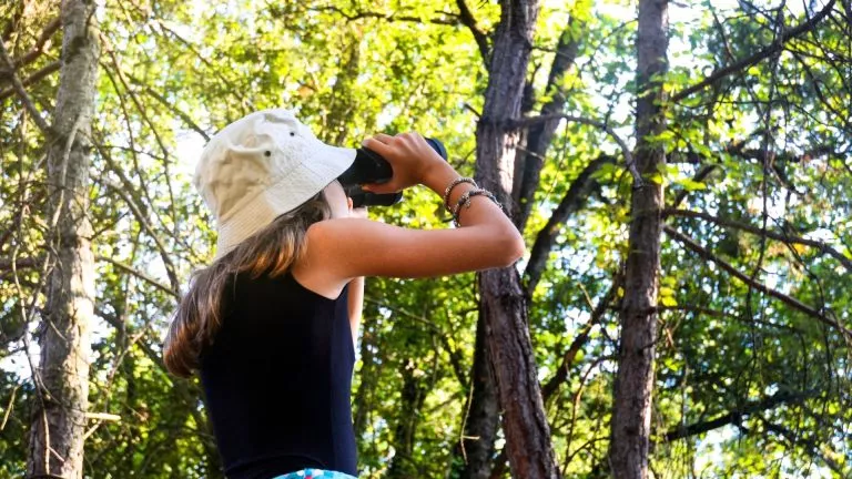 Mujer practicando birdwatching