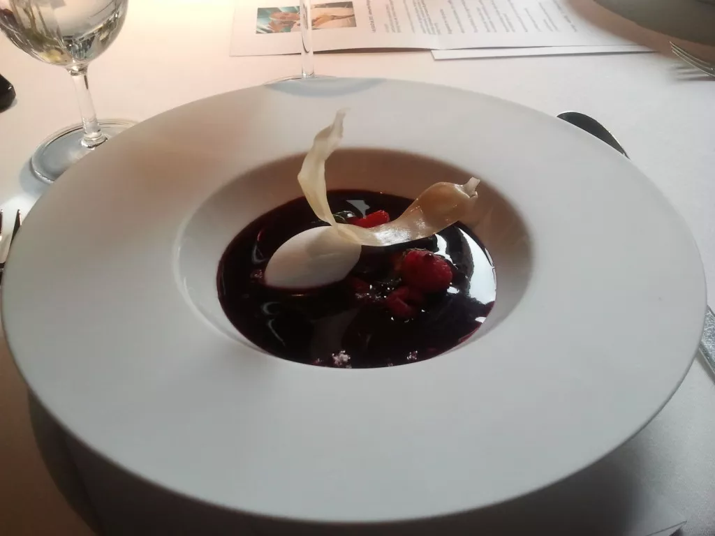 Sopa de cereza y frutos rojos de La Vera con sorbete de coco elaborada en el restaurante Atrio 