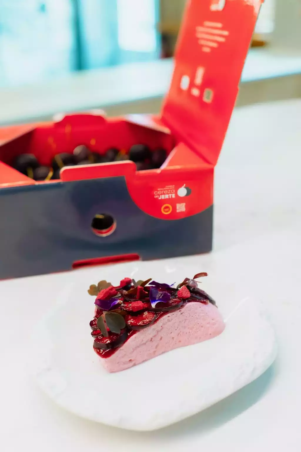 tarta con cerezas del Jerte del restaurante Simpar
