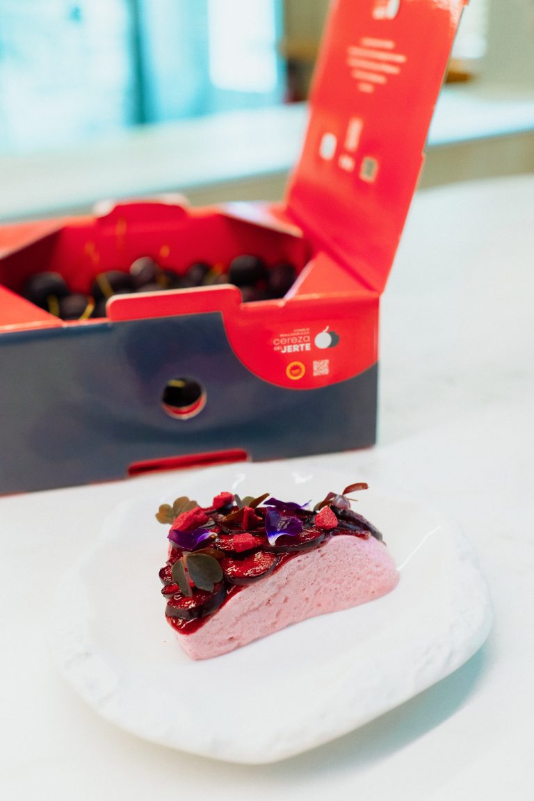 tarta con cerezas del Jerte del restaurante Simpar